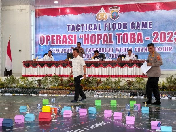 Rapat: Kapolda Sumut Irjen Pol RZ Panca Putra Simanjuntak memimpin Rapat Tactical Floor Game Operasi Hopal Toba 2023, di Pendopo Rumah Dinas Bupati Toba, Kamis (16/2).