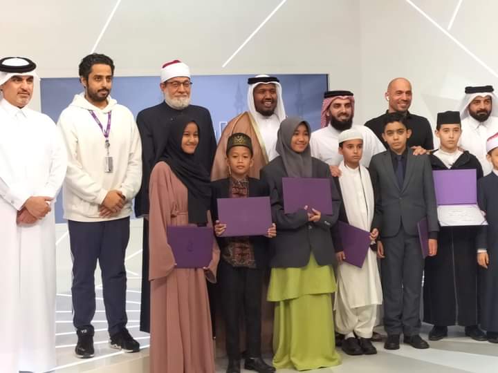 IST BERSAMA: Erin Zelia Nawawi bersama peserta tilawah dari berbagai negara  saat perhelatan  MTQ di Qatar.