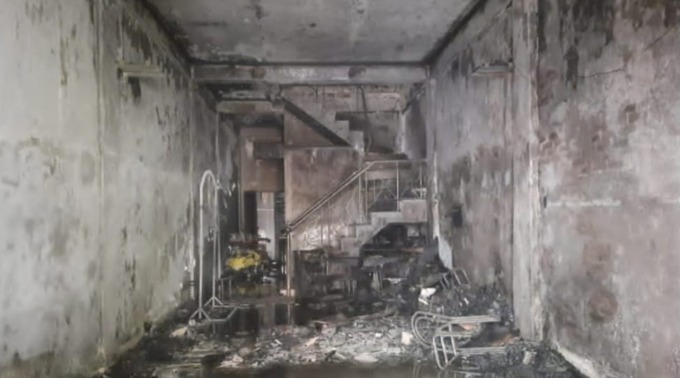 Terbakar: Bangunan ruko berlantai 3 yang hangus terbakar di Jalan Brigjend Hamid, Kelurahan Titikuning, Kecamatan Medan Johor, Kamis (16/2).