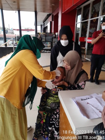 IMUNISASI: Petugas dari Puskesmas Teladan, saat memberikan imunisasi polio kepada anak di Pusat Perbelanjaan Ramayana.