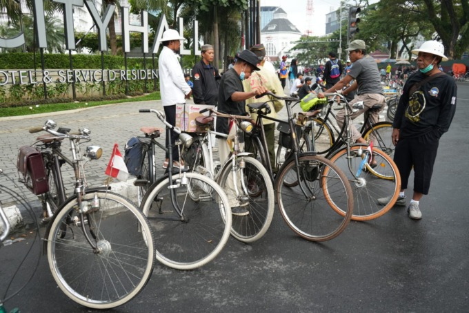 Komunitas sepeda ontel saat mengikuti kegiatan Car Free Day (CFD) di seputar Lapangan Merdeka Medan.