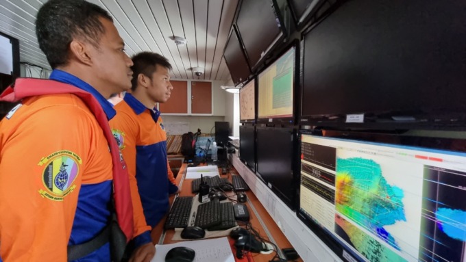 PEMETAAN: Personel Pushidrosal mengambil data dalam Ekspedisi Jala Citra.