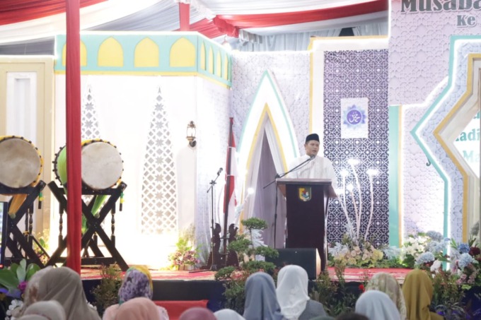 SAMBUTAN: Wabup Sergai H.Adlin Umar Yusri tambunan,ST, M.SP saat beri sambutan  pada acara MTQH dan FSQ di Masjid Agung Sei Rampah.Fadly/SUMUT POS .