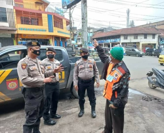 INTEROGASI: Personel Sat Samapta Polres Karo saat menginterogasi seorang juru parkir.Solideo/Sumut Pos.