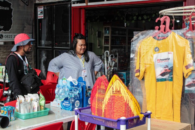 Para pengunjung berada di lapak UMKM saat pagelaran F1H2O di jalan Mulia Raja Balige, sabtu (25/2/2023). Pihak penyelenggara menyediakan lapak bagi UMKM yang berada di area venue maupun di luar venue.Refinaldi Setiawan / Sumut Pos.