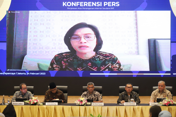 KETERANGAN: Menteri Keuangan Sri Mulyani memberikan keterangan pers secara daring disaksikan jajaran Kemenkeu, Direktoral Pajak Kemenkeu dan lainnya, dalam konfrensi pers penanganan internal Kementerian Keuangan atas kasus Rafael Alun Trisambodo di Kantor