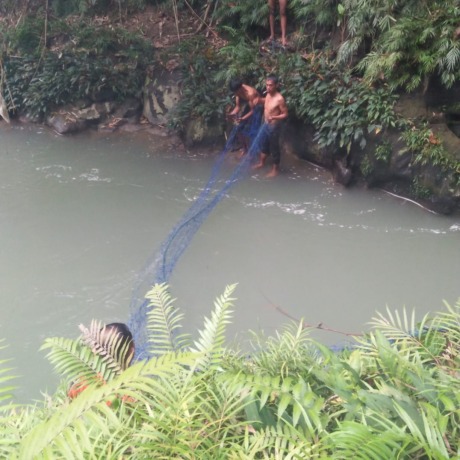 JARING: Tim BPBD bersama warga memasang jaring mencari korban tenggelam, Jonris Silaban (6).