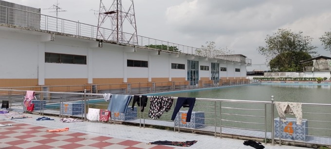 KONDISI: Kolam renang milik Pemko Tebingtinggi yang terletak di Jalan Sutoyo Kota Tebingtinggi ditelantarkan dan dijadikan tempat jemuran pakaian. SOPIAN/SUMUT POS.