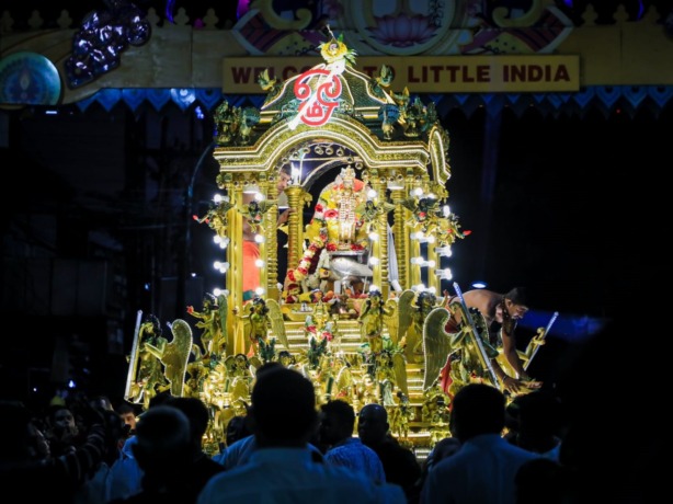 KERETA KENCANA: Sebuah kereta kencana yang berusia 130 tahun, dilepas dalam Perayaan Thaipusam tahun 2023 di Kota Medan, Minggu  (5/2).