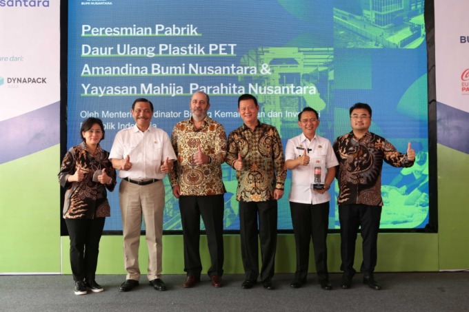 BERSAMA: Menteri Koordinator Bidang Maritim dan Investasi Republik Indonesia bersama Presdir CCEP untuk Indonesia dan Papua New Guinea, Jorge Escudero.