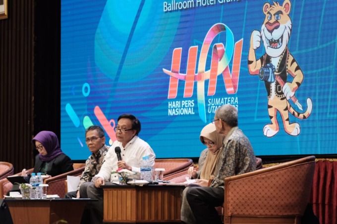 SEMINAR:  Dr Phil Ichwan Azhari saat menjadi pembicara di seminar Seruan Pers dari Sumatera Utara yang diadakan di Ball Room Hotel Grand Mercure Medan, Selasa (7/2) lalu.