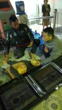 VISUM:  Jasad korban bentrokan saat dilakukan visum et revertum di rumah sakit.