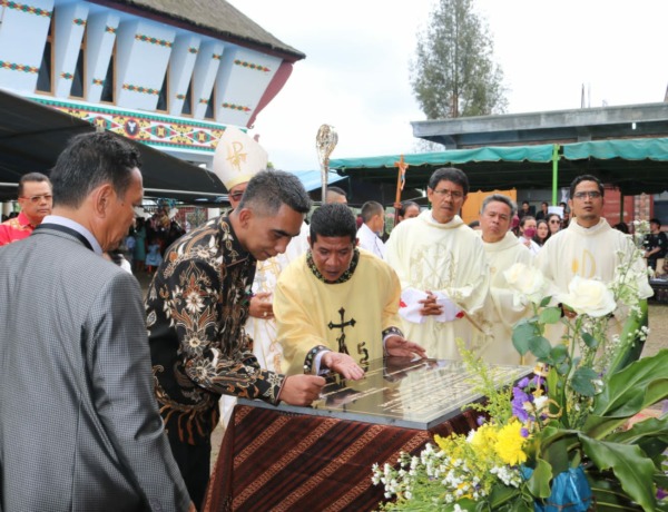 PRASASTI: Wakil Bupati Karo menandatangani prasasti peresmian Gereja Katolik St. Theresia dari Avilla Stasi Berastepu Paroki Santo Petrus dan Paulus di Desa Gajah.solideo/SUMUT POS.