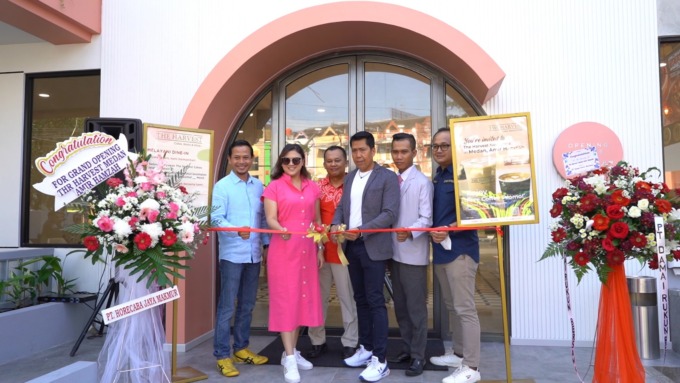 Store Terbaru : Chief Executive Officer (CEO) The Harvest Group Edison Manalu, melakukan pemotongan pita tanda diresmikannya store terbaru yang ke 83, berlokasi di Jalan T. Amir Hamzah Medan. (ist)