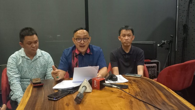Kuasa Hukum PT Yorgo Jawara Retail dan PT Yorgo Anugrah Nusantara, Refman Basri (tengah) saat memberikan keterangan pers.(BAGUS SYAHPUTRA/SUMUT POS)