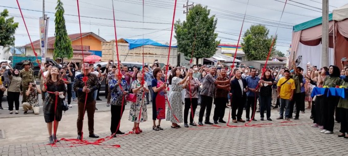 Grand Opening: Direktur DJ Build Mart Plaza Bahan Bagunan, Jimy Wijaya bersama pihak Vendor melakukan grand opening DJ Build Mart yang ada di Kota Tebingtinggi.Sopian/Sumut Pos