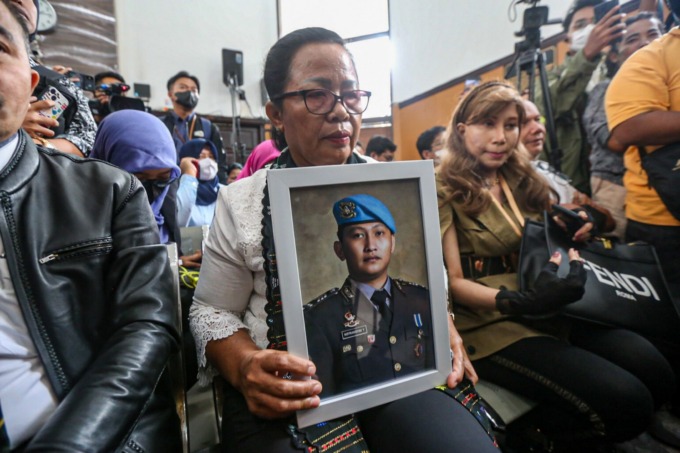 Ibu Brigadir Joshua, Rosti Simanjuntak saat mendengarkan vonis Majelis Hakim dalam persidangan kasus pembunuhan berencana terhadap putranya dengan terdakwa Ferdy Sambo di Pengadilan Negeri Jakarta Selatan, Jakarta, Senin (13/2/2023). Dalam sidang tersebut