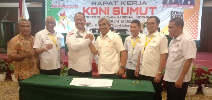 SALAM KOMANDO: Kadispora Sumut H Baharuddin Siagian salam komando dengan Ketua Umum KONI Sumut John Ismadi Lubis. (IST)