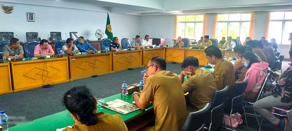 RDP: Lintas fraksi DPRD Kabupaten Dairi, menggelar RDP dengan Pemerintah Kabupaten Dairi terkait kasus kematian bayi dalam kandungan di RSUD Sidikalang, Senin (6/2).RUDY SITANGGANG/SUMUT POS.