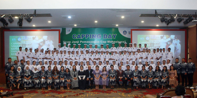 BERSAMA: Foto bersama ABPTSI, PPPNI, IBBI seluruh civitas akedemik dan tenaga kependidikan STIKES Murni Teguh.