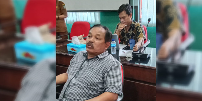 Swandi Sinaga saat diwawancarai di ruang rapat DPRD