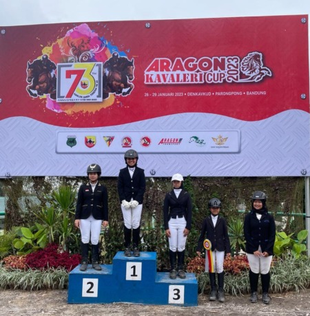 PRESTASI: Atlet berkuda Sumut, Rayni Amina Ramadani Siregar ketika meraih prestasi di Arkav Cup 2022. (IST)