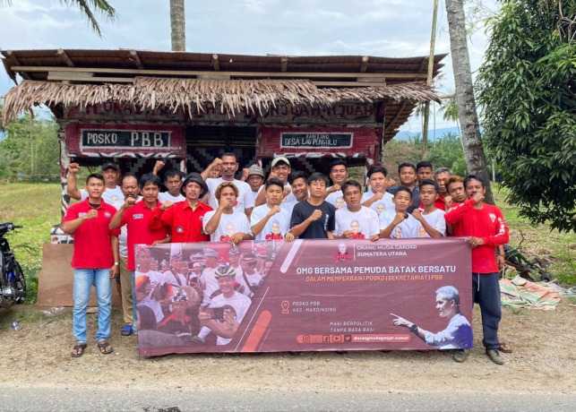 Pelaksanaan perbaikan posko, OMG Sumut bersama Pemuda Batak Bersatu.Ist/Sumut Pos