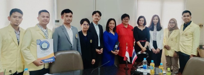 THAILAND: Foto bersama setelah penandatangan IA antara dosen STOK Bina Guna dan Dosen Universitas Srinakarimwirot Thailand.ISTIMEWA.