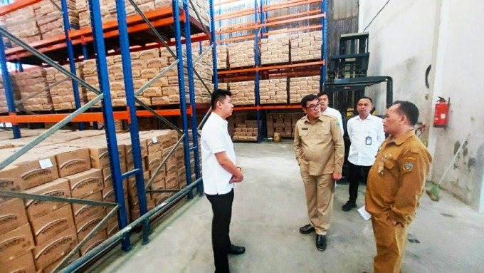 Kepala Biro Perekonomian Setdaprov Sumut Naslindo Sirait saat melakukan sidak disebuah gudang produsen minyak goreng