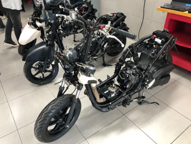 DIBEDAH: Yamaha Grand Filano Hybrid-Connected dibedah di depan awak media. (IST)