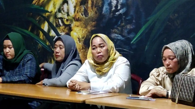 PERNYATAAN: Kades Besilam Bukit Lembasa, Susilawati br Sembiring (dua dari kanan) didampingi masyarakat, Sumaini (dua dari kiri) saat memberi pernyataan memohon agar pos polisi dibangun di desa mereka pasca peristiwa penembakan Almarhum Paino.Teddy Akbari