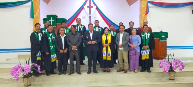 BERFOTO: Praeses Gereja HKI Daerah IV Dakota, Pendeta Nurdiah Hutasoit bersama Bupati Dairi, Eddy KA Berutu dan anggota DPRD, Bona Tindaon foto bersama saat pencanganan tahun 2023 sebagai tahun pengembangan kreativitas pelayan dan pelayanan di gereja HKI