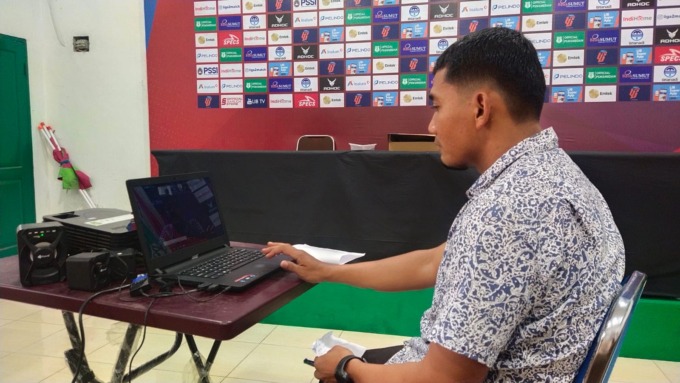DISKUSI: Asisten Pelatih PSMS Legimin Raharjo mengikuti diskusi pembentukan Timnas SEA Games 2023. (IST)