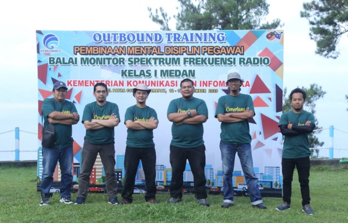 Direktur CKC Organizer, Chandra Syarif Berfoto Bersama Tim Outbound CKC Organizer