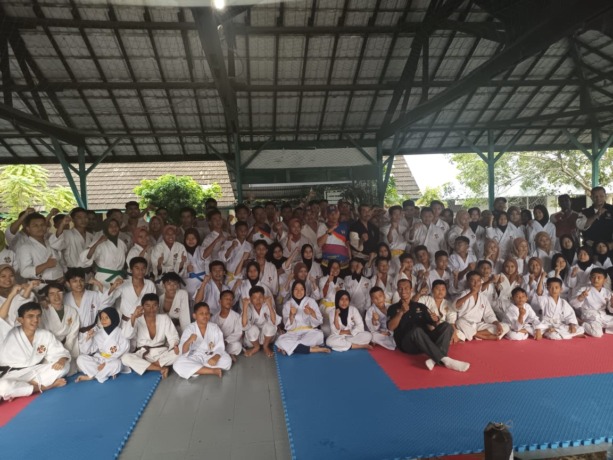 PESERTA: Ketua Umum KONI Medan Drs Eddy H Sibarani bersama peserta cabang kempo Porwil Medan 2023 di Sekolah GB Josua, Minggu (26/2). (IST)