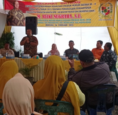 SOSIALISASI: Anggota DPRD Medan dari Fraksi Partai Golkar M Rizki Nugraha saat menggelar sosialisasi produk hukum dimaksud, di Jalan Lukah Ujung Lingkungan 4 Gang Saudara, Kelurahan Amplas Kecamatan Medan Amplas, Minggu (26/2) sore.
