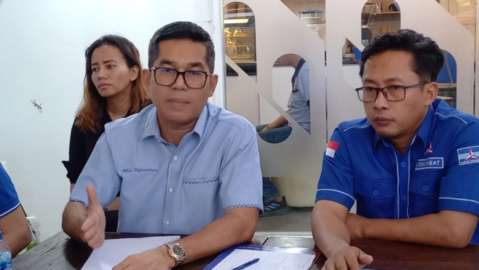 SIARAN PERS: Ketua DPD Demokrat Sumut, Muhammad Lokot Nasution didampingi Kepala Bakomstra DA DPD Demokrat Sumut, Chairil Hudha saat memberikan keterangan pers di Kantor DPD Demokrat Sumut, di Kota Medan.(BAGUS SYAHPUTRA/SUMUT POS)