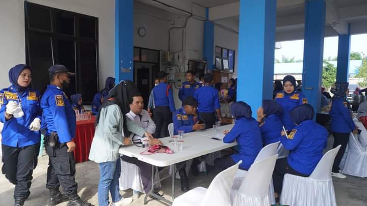 DONOR: Memperingati HUT ke-104, Dinas Pemadam Kebakaran dan Penyelamatan, Pemko Tebingtinggi gelar donor darah.  SOPIAN/SUMUT POS.