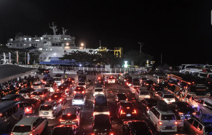 PADAT:  Sejumlah kendaraan roda empat memasuki gerbang Tol Amplas, Kota Medan, Rabu (4/1/2023). Pada mudik Lebaran tahun ini, Kemenhub memprediksi ada 4,4 juta orang di Sumut bakal melakukan perjalanan mudik.