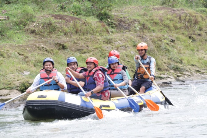 ARUM JERAM: Wabup Sergai H. Adlin Tambunan bersama Wamendes PDTT RI Budi Arie Setiadi menjajal arum jeram  wisata Desa Buluh Duri. fadly/SUMUT POS.