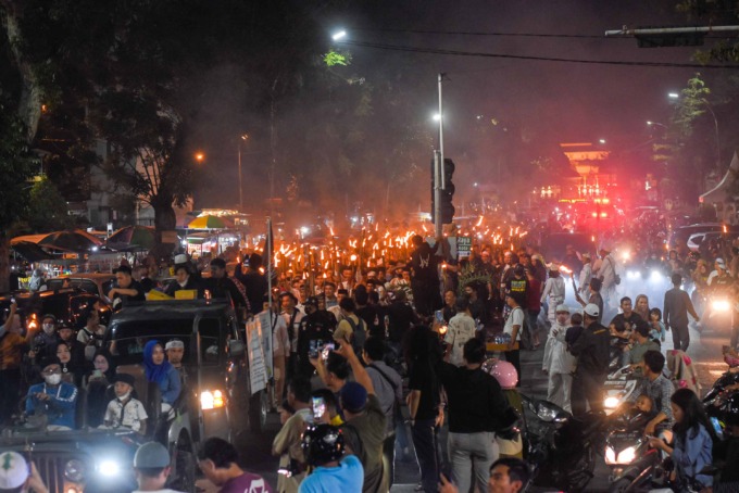 PAWAI OBOR: Ratusan masyarakat Kota Medan melakukan pawai obor melewati beberapa titik jalan protokol Kota Medan, sabtu (18/3). Pawai ini dalam rangka menyambut Bulan Ramadan.