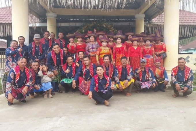 KOMPAK:  Persadaan Sembiring Kembaren Desa Pertumbuken, Kecamatan Barusjahe kompak foto bersama.