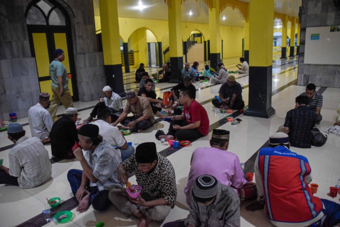 BUKA PUASA: Umat Muslim berbuka puasa di Masjid Lama Gang Bengkok, Jalan Masjid, Kesawan, Medan, Kamis (23/3) lalu.
