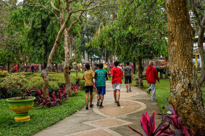 Warga kota Medan sedang berlari saat sore hari di Taman Teladan jalan Stadion Medan, senin (13/3/2023). Sebagian warga kota medan berolahraga di sore hari untuk menjaga kebugaran.Refinaldi Setiawan / Sumut Pos.