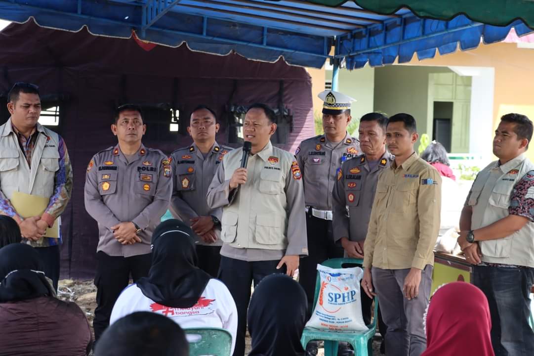 SAMBUTAN: Kapolres Dairi AKBP Wahyudi Rahman bersama perwakilan KCP Bulog Kabanjahe, Muhammad Iqbal sampaikan sambutan saat kegiatan pasar murah di Mapolres Dairi, Jumat (24/3).