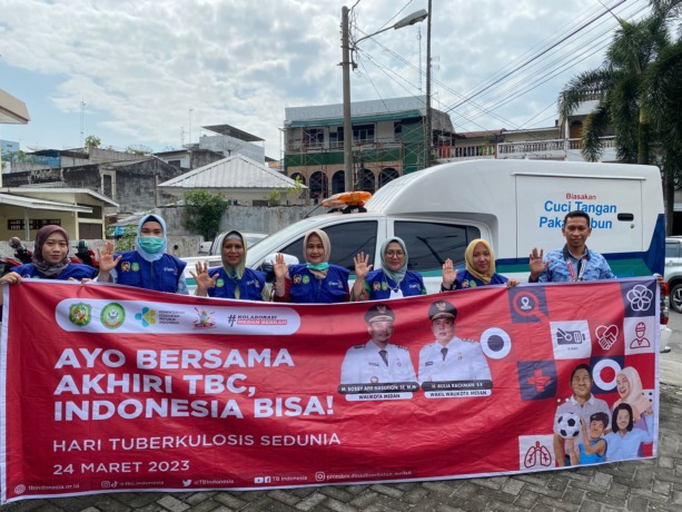 BENTANGKAN: Kabid P2P Dinkes Kota Medan, Pocut Fatimah Fitri, bersama jajaran, saat membentangkan spanduk terkait Hari Tuberkulosis Sedunia, Jumat (24/3). Pihak Dineks Kota Medan pun melakukan penyuluhan ke sejumlah tempat, seperti rumah sakit, Puskesmas,