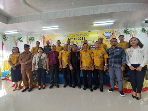 RAPAT: Anggota dan Pengurus KSP Kopdit CU Pardomuan Pakkat Humbahas berfoto usai gelar RAT Tahun Buku 2022.