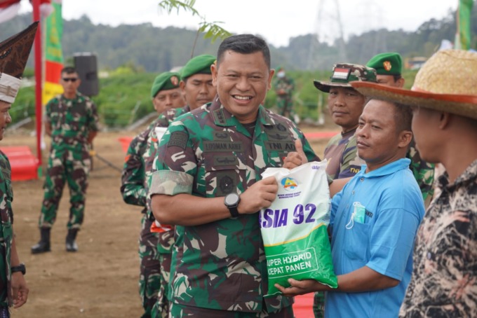BANTUAN: Pangdam I/Bukit Barisan Mayjen TNI Ahmad Daniel Chardin SE MSi memberikan bantuan pupuk ke petani. 