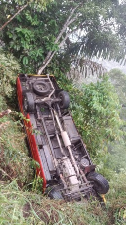 MASUK JURANG: Mobil minibus Almasar yang melaju dari Sidikalang tujuan Medan, masuk jurang di Letter S, Desa Sitinjo, Kecamatan Sitinjo, Dairi, Selasa (28/2) sore.RUDY SITANGGANG/SUMUT POS.