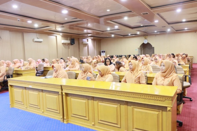 STUNTING: Arisan bulanan Dharma Wanita Persatuan Kota Binjai dengan materi peranan pola asuh anak dalam pencegahan stunting di aula balai kota, Senin (27/2). Istimewa/Sumut Pos.